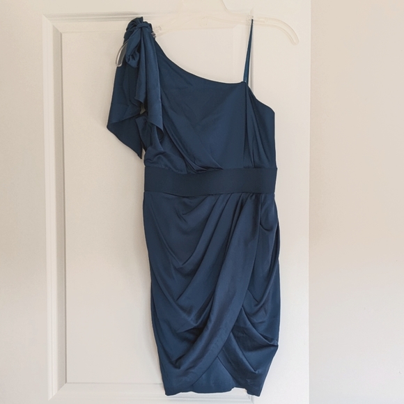 Le Chateau One Shoulder Satin Dress - Picture 3 of 7